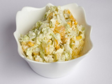 Салат из пекинской капусты с кукурузой