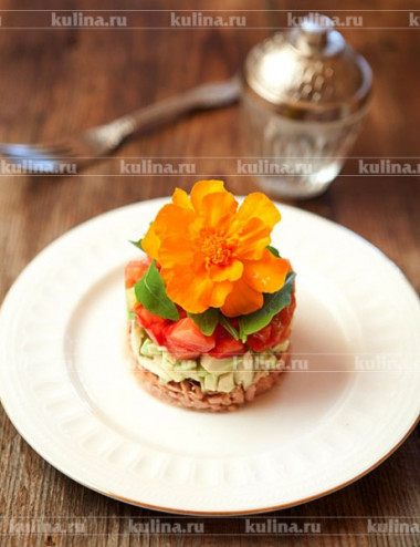 Салат из авокадо с тунцом