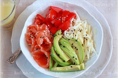 Сочный салат с лососем и авокадо