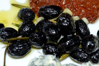 Маслины вяленые к вину или пиву