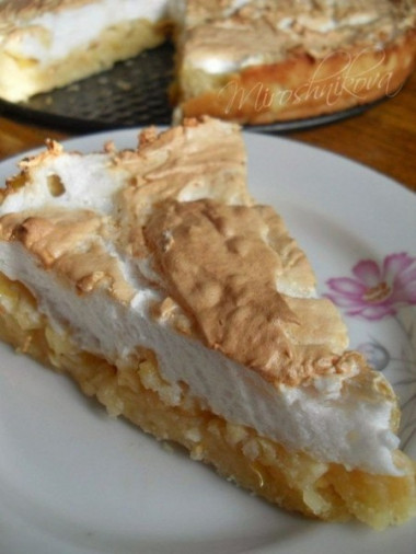 Яблочный пирог с мягким безе