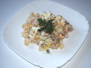 Салат из копч. салаки с карт. и яблок