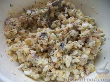 Салат из копч. салаки с карт. и яйцом