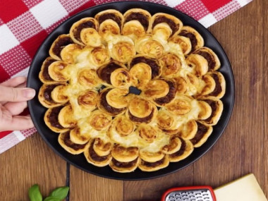 КРАСИВЫЙ ПИРОГ С МЯСОМ И СЫРОМ ! 