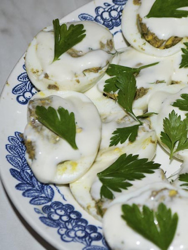 Яйца, фарширов. шпрот.паштетом