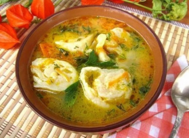 Куриный суп с сырными рулетиками