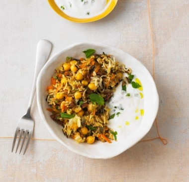 Bratreis mit Minz-Joghurt-Sauce