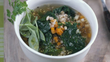 Gerstensuppe mit Spinat