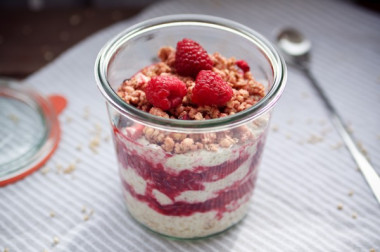 Quinoa-Joghurt-Pop mit Himbeeren und Knuspertopping 