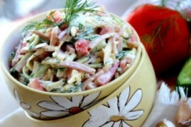 Салат из ветчины, помидоров, огурцов и сыра