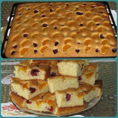 Пирог на минералке с фруктами