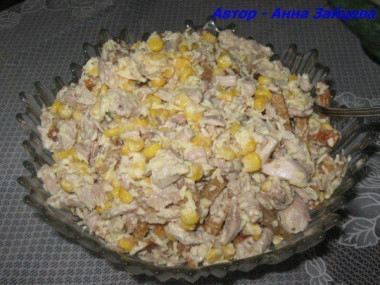 Салат с курицей, сухариками и кукурузой
