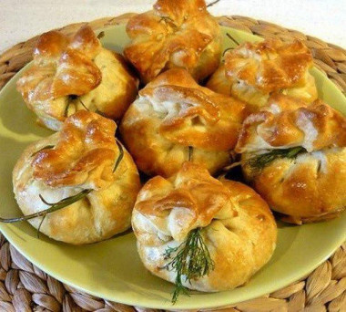 Закусочные мешочки из слоеного теста