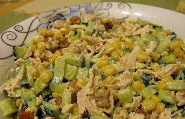 Салат вкусненький с сухариками