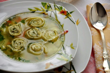 Куриный суп с чесночными галушками-рулетиками