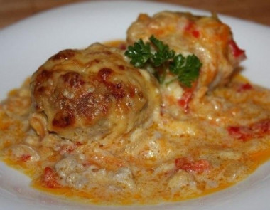 Тефтели в сметанном соусе, запеченные в духовке