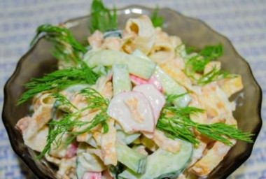 Салат с крабовыми палочками и омлетом