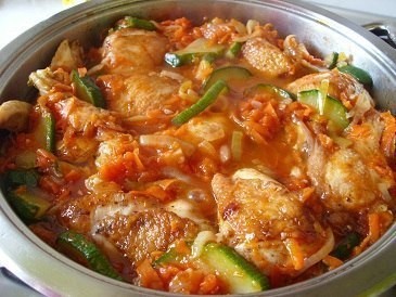 Ароматная курица с кабачками в соусе