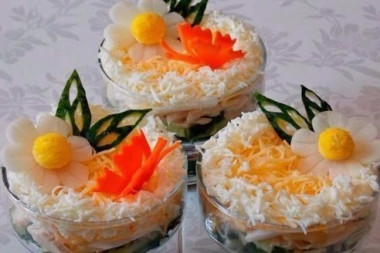 Салат с кальмарами и яйцом