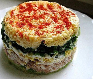 Слоеный салат с грибами "Новогодний"