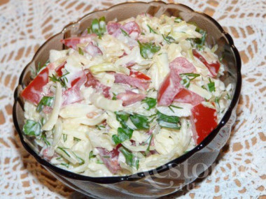 Салат из капусты с помидорами и сыром