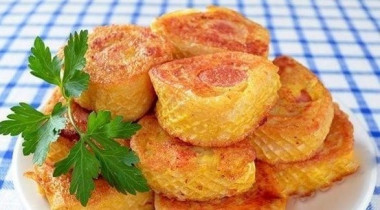 Сосиски с картофельным пюре в вафлях