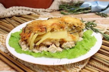 Запеченное куриное филе под картофелем