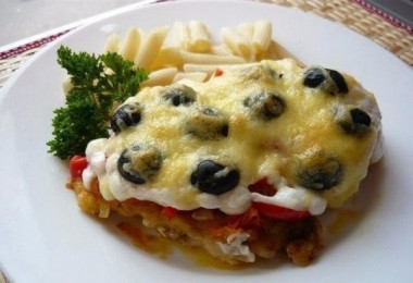 Нежная отбивная из куриной грудки с овощами