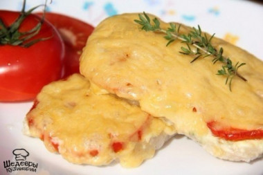 Свинина, запеченная с помидорами и сыром
