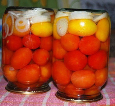 Помидоры с луком и лимонной кислотой