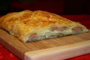 Штрудель с картофелем и сосисками