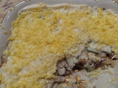 Салат из куриного филе, свежих огурцов и шампиньонов