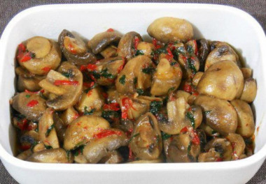 Тушеные грибы с чесноком и перцем чили