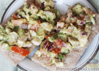 Салат с авокадо и куриной грудкой