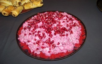 Салат с гранатом и свеклой