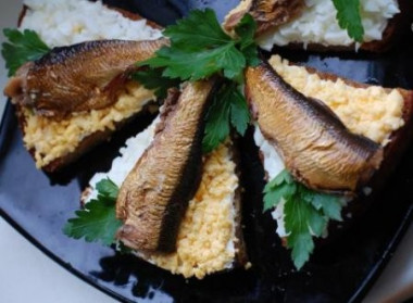 Чесночные гренки со шпротами и яйцом