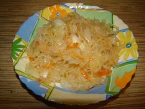 Салат из квашеной капусты с луком