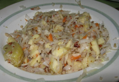 Салат из квашеной капусты с яблоком и грецким орехом