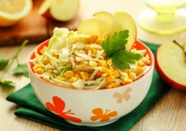 Салат капустный с кукурузой и яблоком
