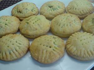 Сырные пирожки с цуккини,зелёным лучком и...сыром!