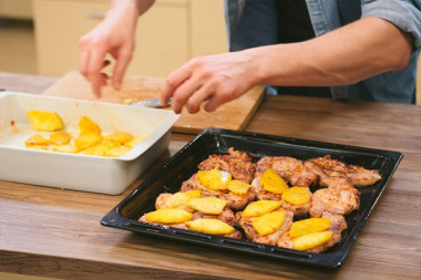 Жаркое из свинины с ананасом