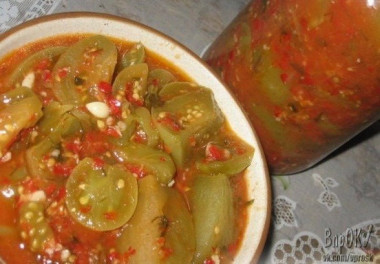 Зеленые помидоры в аджике