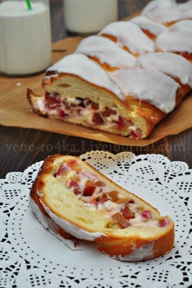 Творожная коса со сливами