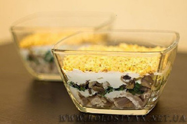 Салат с куриной грудкой и шампиньонами