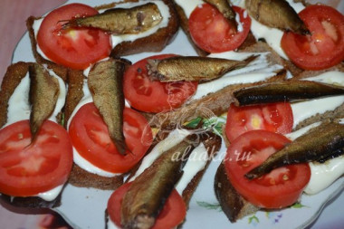 Бутерброды со шпротами.