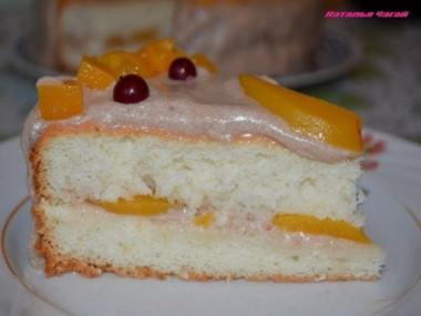 Бисквитный торт с заварным кремом и персиками