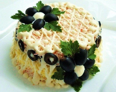 Салат с черносливом и крабовыми палочками