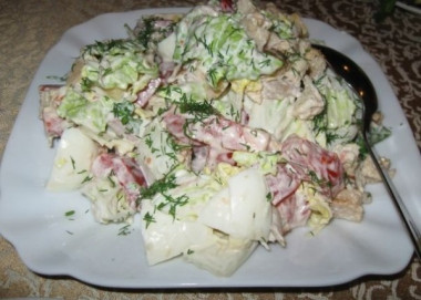 Салат из пекинской капусты с курицей и сухариками