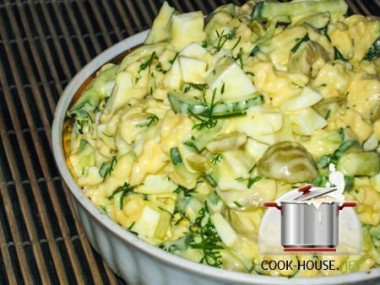 Весенний салат с оливками и огурцом