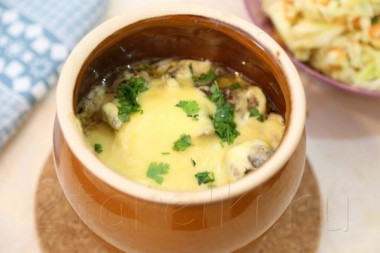 Говядина с грибами в горшочках